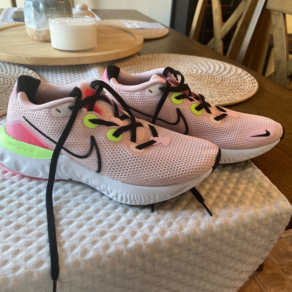 Size 9.5 Nike Sneakers